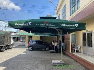 Lắp Đặt 300 Dù Lệch Tâm Vuông 2 Tầng 3x3m In Logo Vietcombank Tại TP HCM